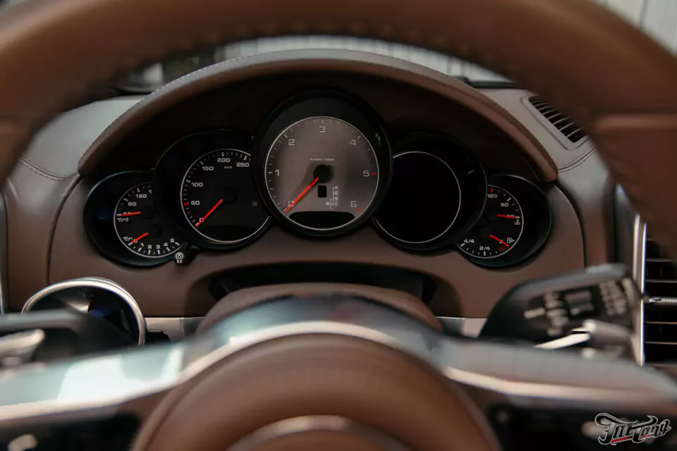 Частичный пошив салона Porsche Cayenne в кожу, полировка и керамика кузова